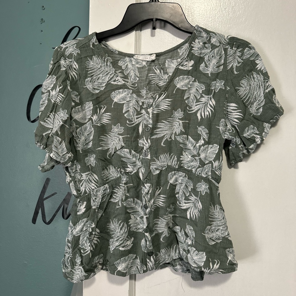 Lush Green White Floral Short Sleeve Top V Neck M Medium Spring Summer